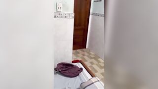 Thanh niên định chơi rút bao bị em gái phát hiện