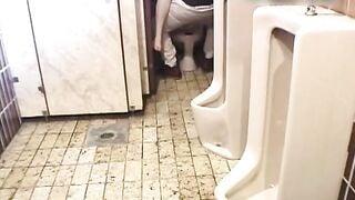 hiếp dâm em gái vú to say sỉn trong nhà vệ sinh