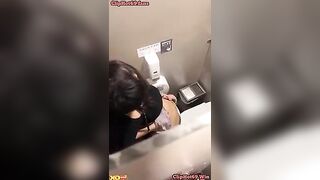 Quay lén 2 bạn đồng nghiệp đụ nhau trong nhà vệ sinh