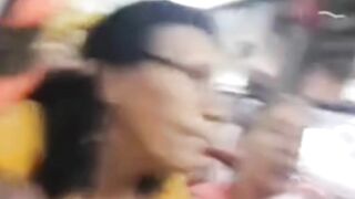 Biến thái Ấn Độ show cu trước mặt bà già