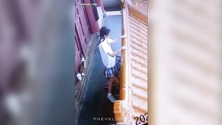 Hack Camera các cháu học sinh hôn hít nhau nơi công cộng