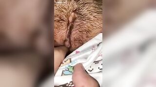 Biến thái đã xuất tinh rồi lại còn xoa với móc