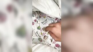 Biến thái đã xuất tinh rồi lại còn xoa với móc