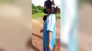 Học sinh cấp two đánh nhau lột sạch đồ. Lồn còn chưa mọc lông