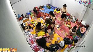 11,49Toàn cảnh động đĩ đang thay đồ đón khách.