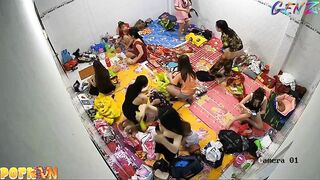 11,49Toàn cảnh động đĩ đang thay đồ đón khách.