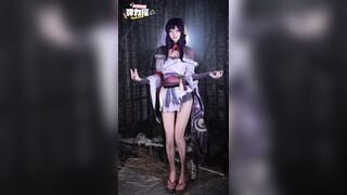 Loli cosplay thú nhún với cu giả