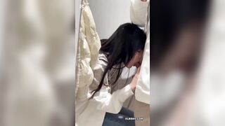 Phòng thay đồ bất ổn, 2 em học sinh bí quá làm liều