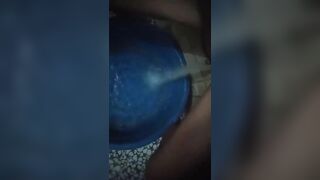 Em lệ quyên ngồi lên ống nước cạ lồn bao phê