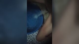 Em lệ quyên ngồi lên ống nước cạ lồn bao phê