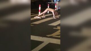 Chó cái động dục, chặn xe ô tô rồi thủ dâm trước mặt người đi đường