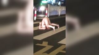 Chó cái động dục, chặn xe ô tô rồi thủ dâm trước mặt người đi đường