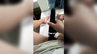 Đang học mà chị gái cứ nằm thủ dâm ở đằng sau thì sao chịu được