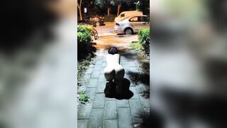 Dắt em gái đi hóng mát thì bị hàng xóm phát hiện