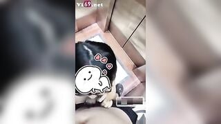 Bú cu trong thang máy bị người lạ bắt gặp