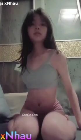 gái vú trắng
