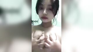Em gái xinh yêu bóp vú call video với người yêu