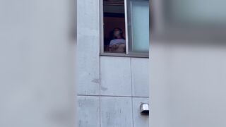 Độc lạ Nhật Bản, mở cửa sổ chung cư phang cho hấp dẫn