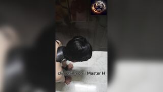 1 bé cún cực kỳ kute trói ở cửa cho canh nhà và vẫy đuôi khi ba gọi