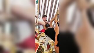 Thằng chồng trung quốc để người lạ bú lồn vợ mình😐