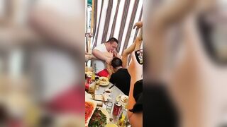 Thằng chồng trung quốc để người lạ bú lồn vợ mình😐