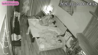 Hack cam Chồng vừa bế con vừa địt vợ đủ tư thế cực sung