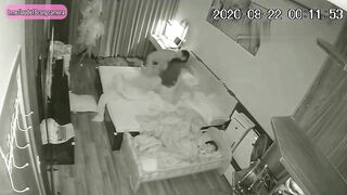 Hack cam Chồng vừa bế con vừa địt vợ đủ tư thế cực sung