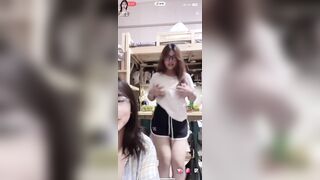 Live hăng quá, em gái lỡ kéo áo cho user xem vú, công nhận đẹp thật