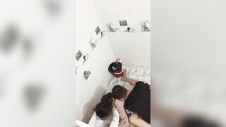 Tranh thủ nhỏ bạn say đưa vào wc nhét cu vào nhấp