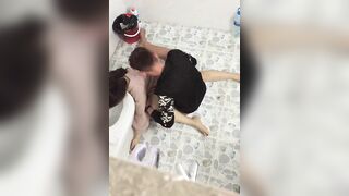 Tranh thủ nhỏ bạn say đưa vào wc nhét cu vào nhấp