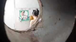 Quay lén dì họ tắm