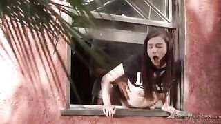 Kẹt cửa sổ bị cha dượng chịch