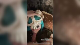 Gái xinh cosplay thích bú cu và chiếc lồn không lông