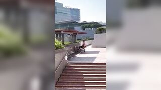 Cặp đôi nứng cặc cho nhau bú ngay ngoài công viên