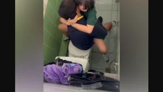 Quay lén 2 đưa bạn học cùng lớp vào nhà vệ sinh trường chịch nhau