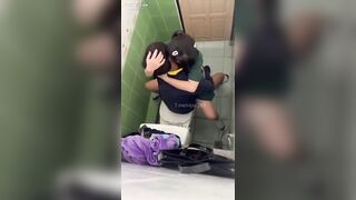 Quay lén 2 đưa bạn học cùng lớp vào nhà vệ sinh trường chịch nhau