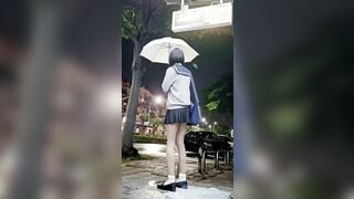 em học sinh đái  giữa đường mà không cởi quần lót
