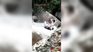 Đi cắm trại với lớp, mà 2 đứa nó lôi nhau ra bờ suối chịch @@