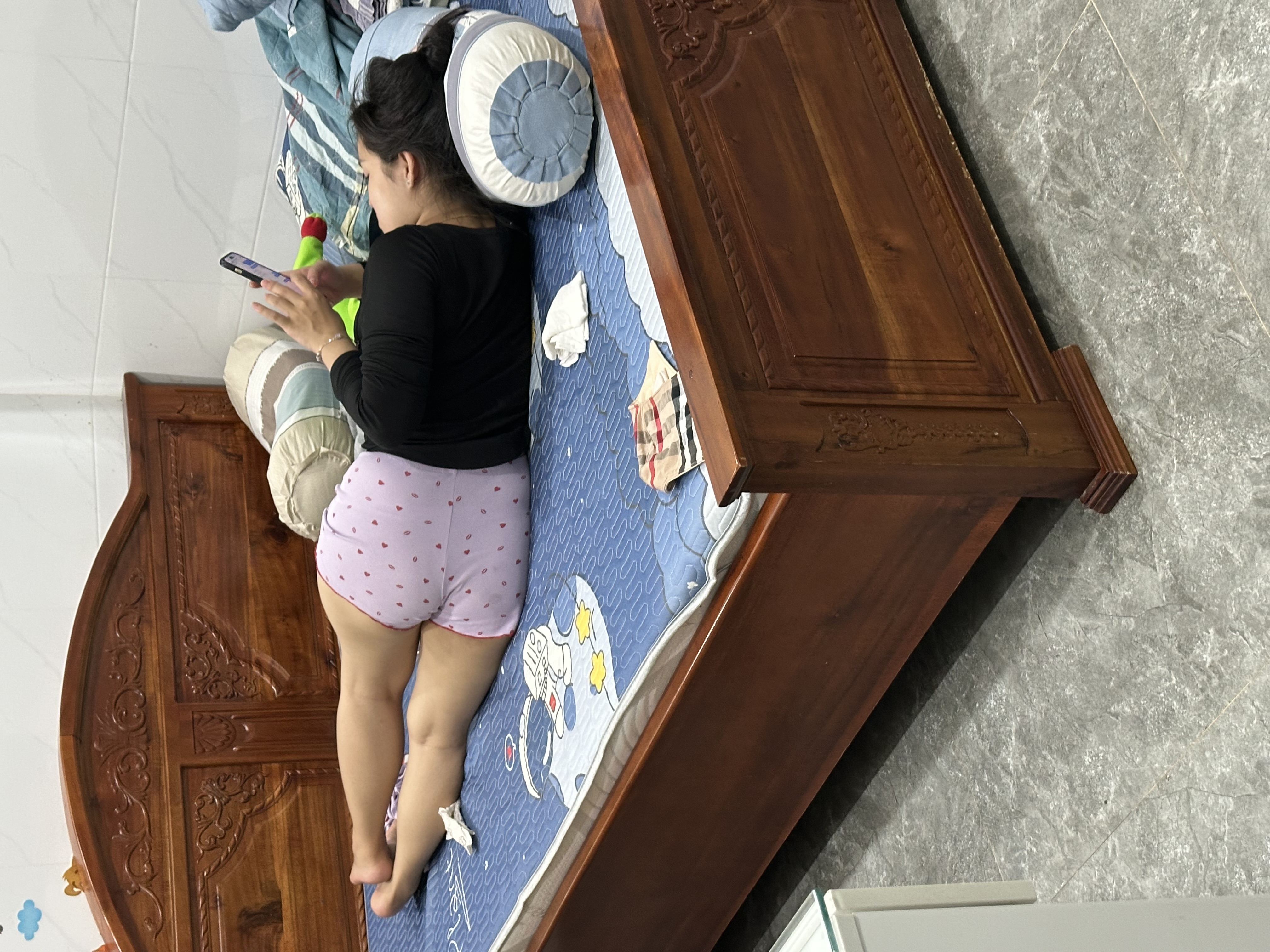 Nay ck e nhờ qa nhà khiêng đồ thấy e  kiểu này lại kiềm k