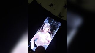 Bắn tinh trùng lên ảnh em gái xinh
