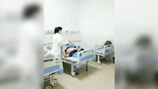 Quay lén Nữ bác sĩ sóc lọ hồi sức cho bệnh nhân !