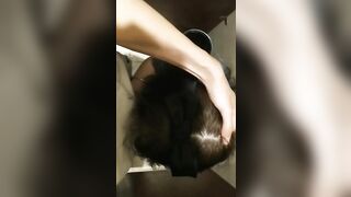 Bú cu trong nhà vệ sinh cửa hàng