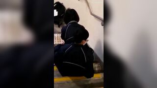 2 em học sinh đang chịch thì bị phát hiện, chạy không kịp kéo quần 🤣