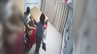 Hack camera em gái được chồng cho tiền đi spa triệt lông bướm
