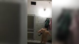 Quay lén chị gái đi tắm