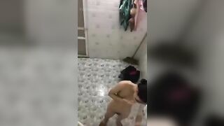 Quay lén chị gái đi tắm