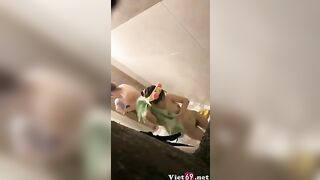 Quay lén hai em sinh viên hàng xóm tắm chung