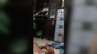 Em gái đang thay đồ mà chị cứ quay phim