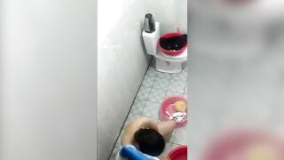 Quay lén em sinh viên hàng xóm tắm