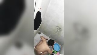 Quay lén em sinh viên hàng xóm tắm